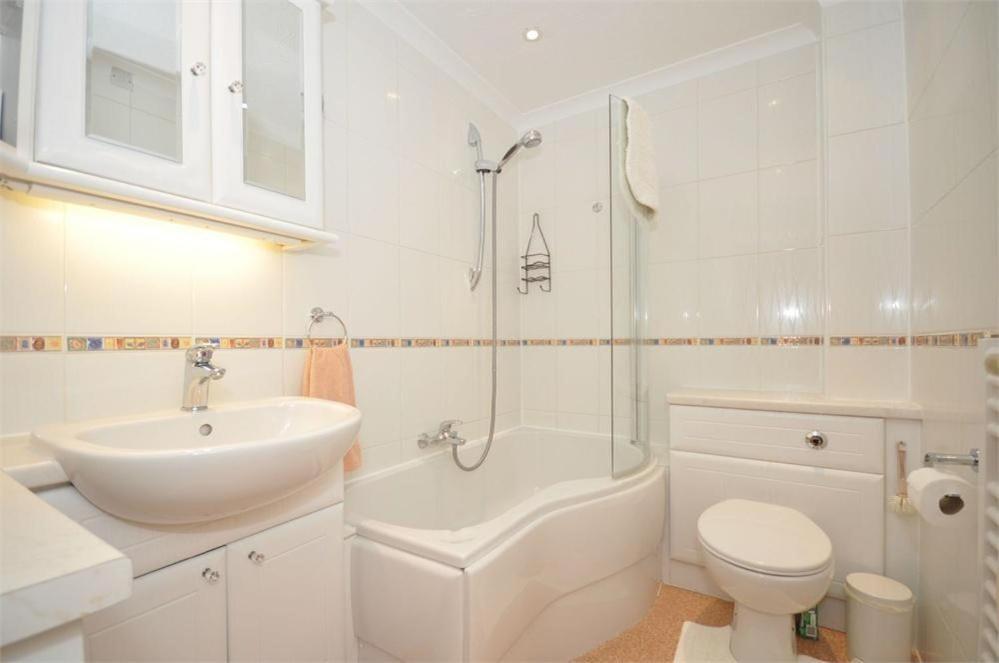 Thames View Apartments Staines-upon-Thames Esterno foto