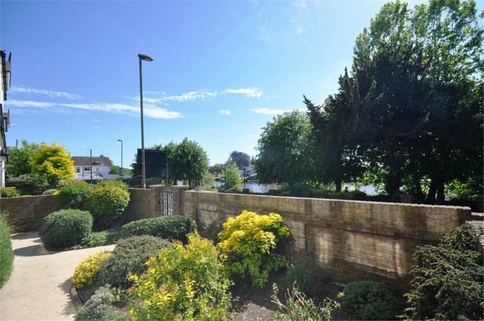 Thames View Apartments Staines-upon-Thames Esterno foto