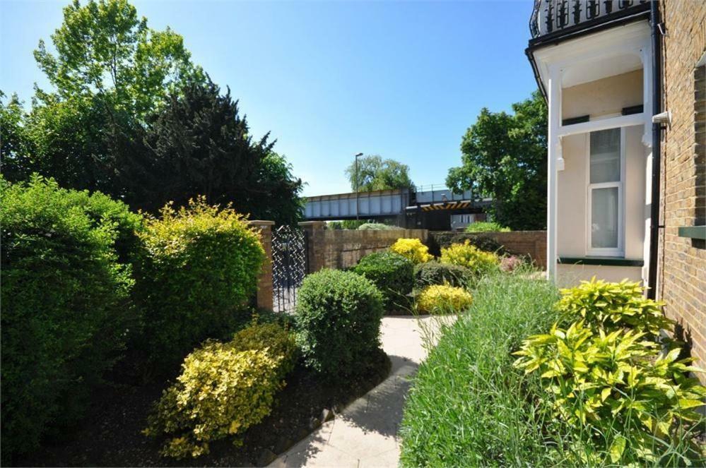 Thames View Apartments Staines-upon-Thames Esterno foto